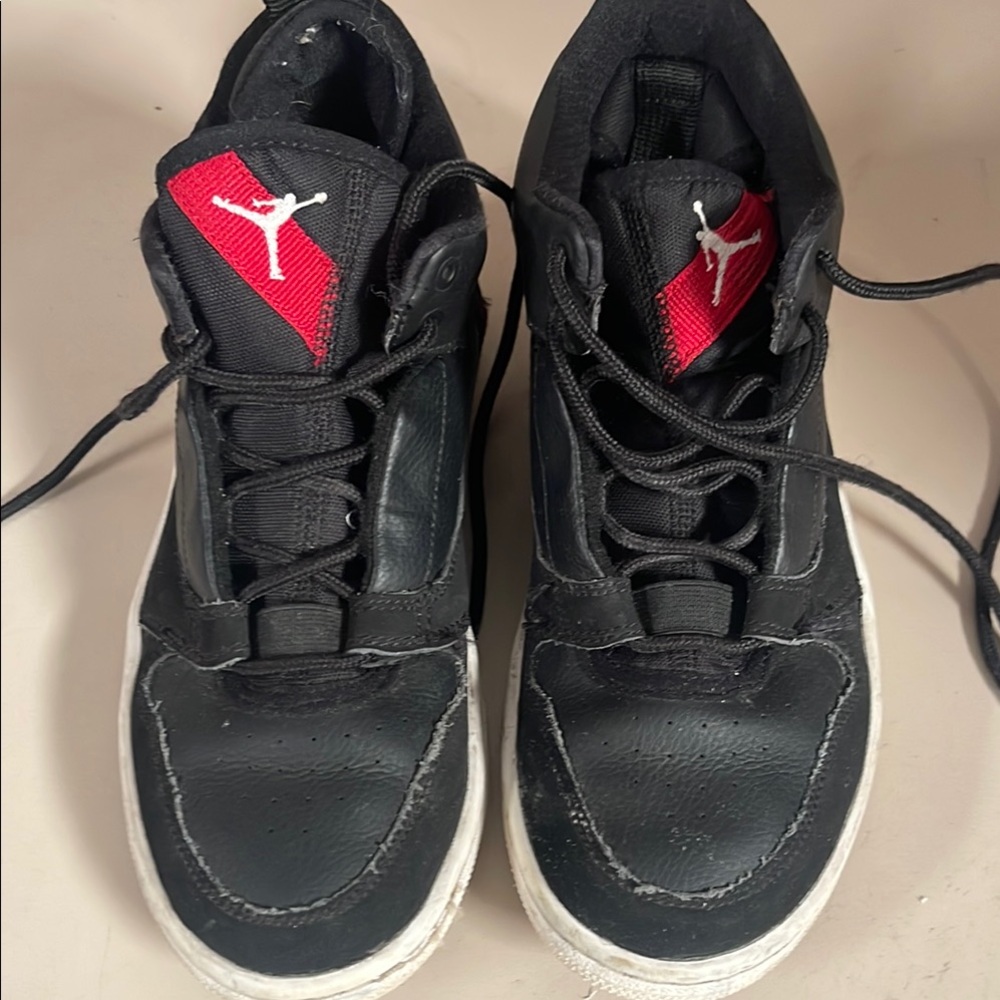 ##418, Size 6, Nike Jorden Style Youth Shoes